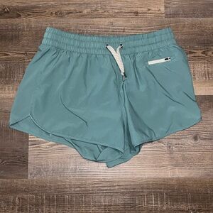 vuori clementine 2.0 large shorts 2.5” garland